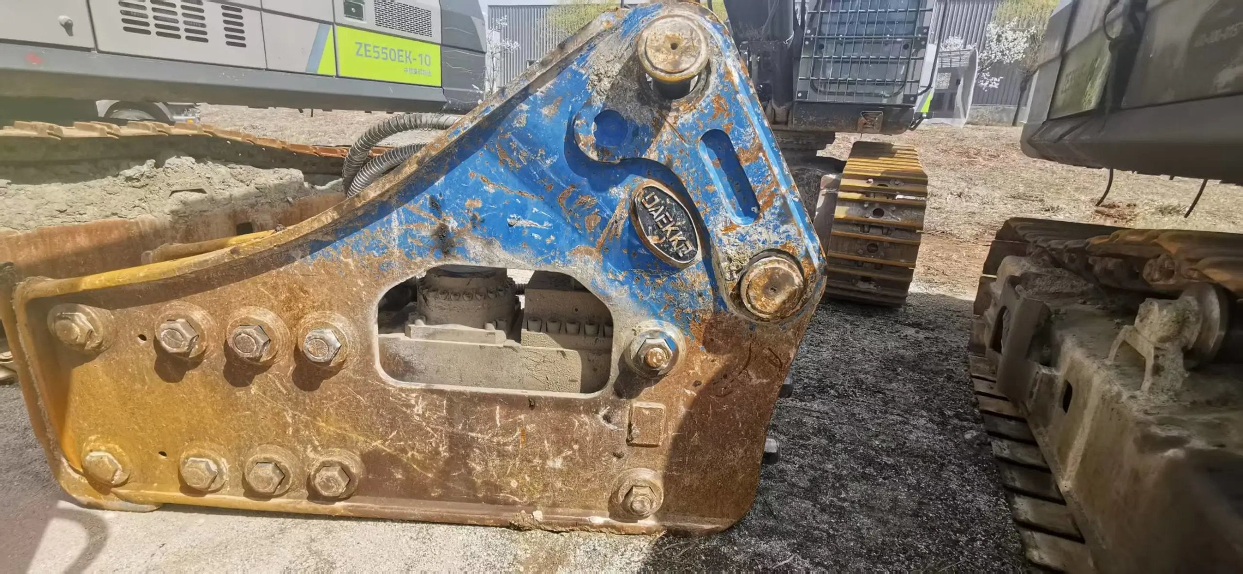 ZE550EK-10-1179 | Built: 2021 | Hours: 4,653 hrs | Parked: Siping, Jilin | Attachment: Decker 200 hydraulic breaker
