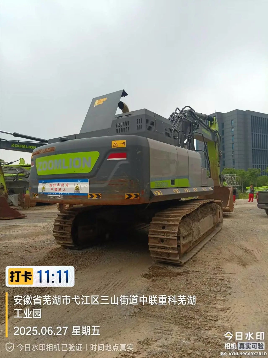 ZE500GK‑3055 | Manufactured 2024 (please confirm month) | 301 hrs | Wuhu, Anhui (in yard) — fitted with digging bucket