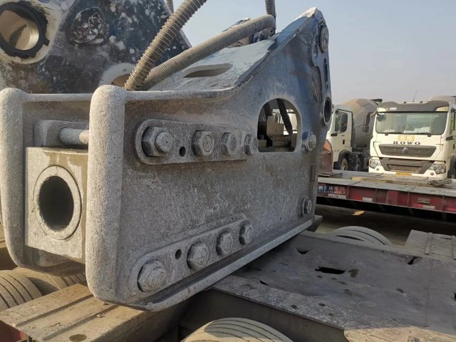 ZE650EK‑10‑5033 | 2022 | 1,825 h | Baoding — Decker 210 hydraulic breaker