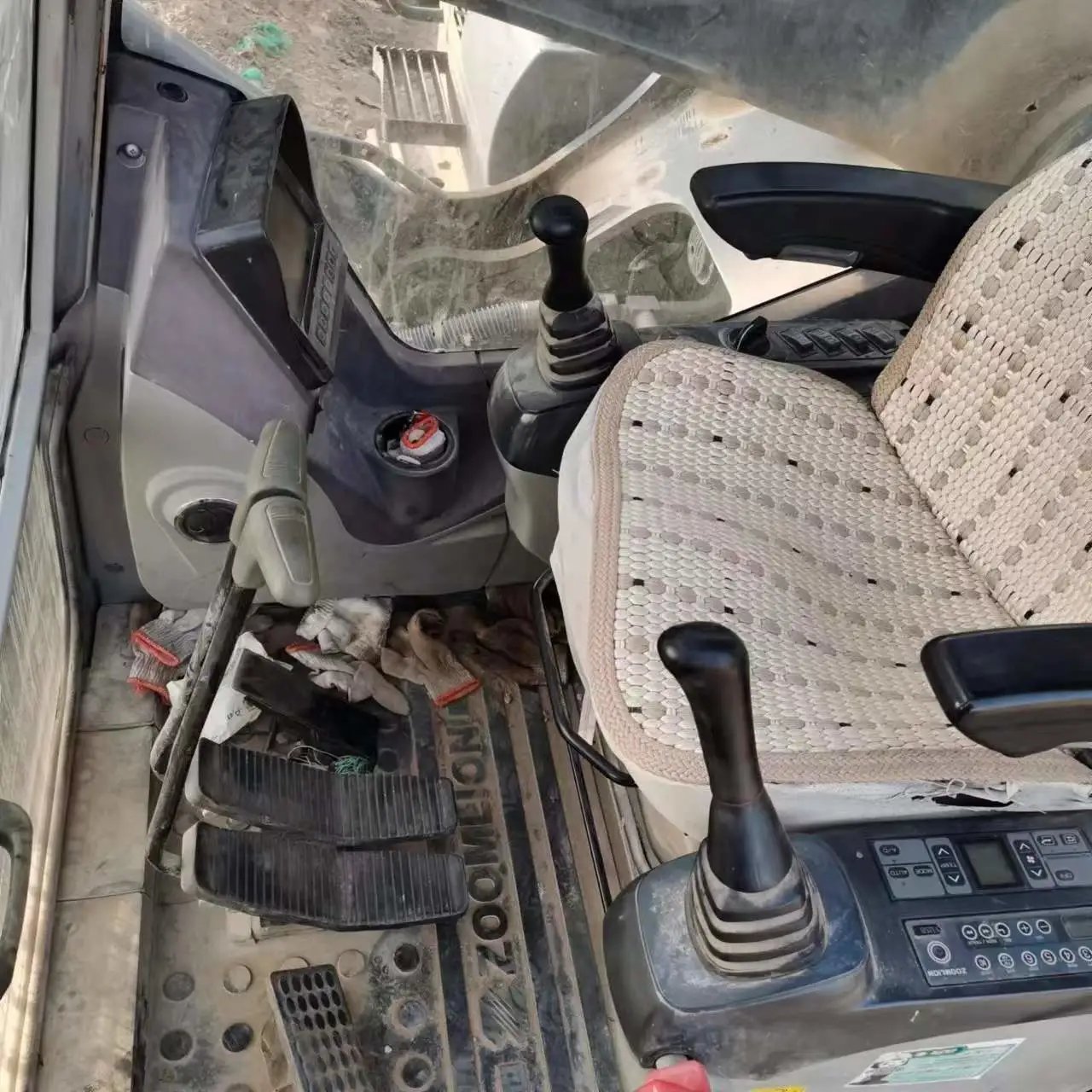 ZE550EK‑10‑1009 | Manufactured Oct 2020 | 2,073 hrs | Parked in Weinan — NO bucket assembly