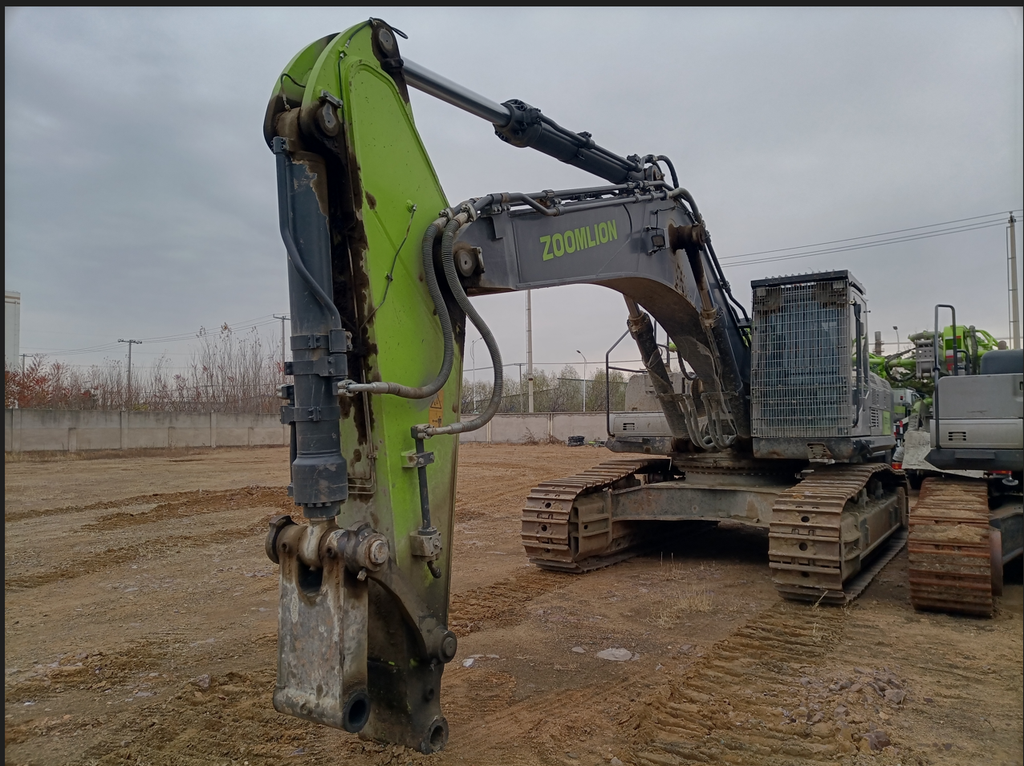 ZE550EK-10-1205 | Built: Sep 2021 | Hours: 3,721 hrs | Location: Siping, Jilin | Attachment: Decker (德克) 200 hydraulic breaker