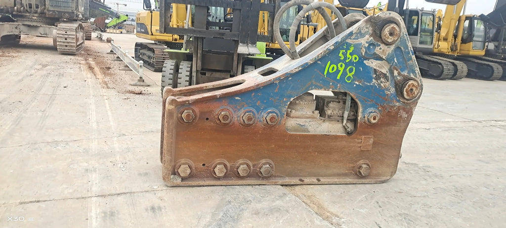 ZE550EK‑10‑1098 | 2021 | 1,895 h | Weinan — Deke 200 hydraulic breaker
