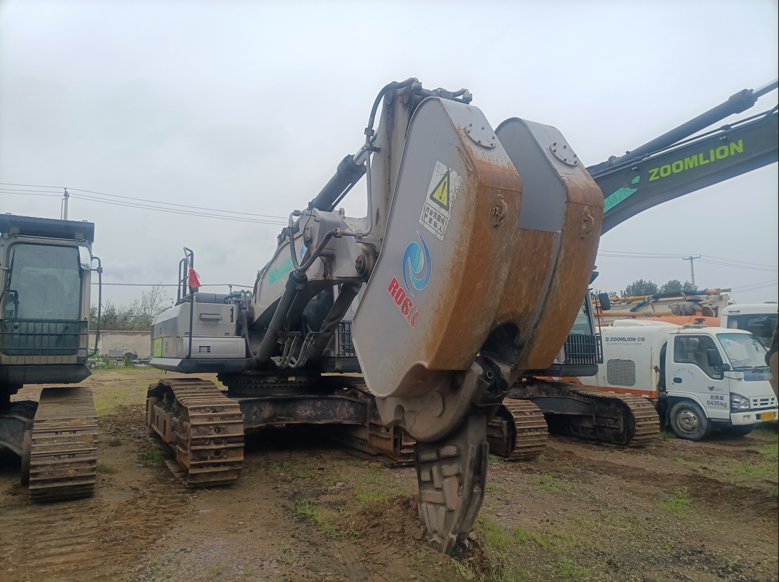 Zoomlion ZE550EK‑10‑1067 — Mar 2021 | 2,200 hrs | Parked in Siping, Jilin | Includes hook‑boom (eagle‑hook) arm
