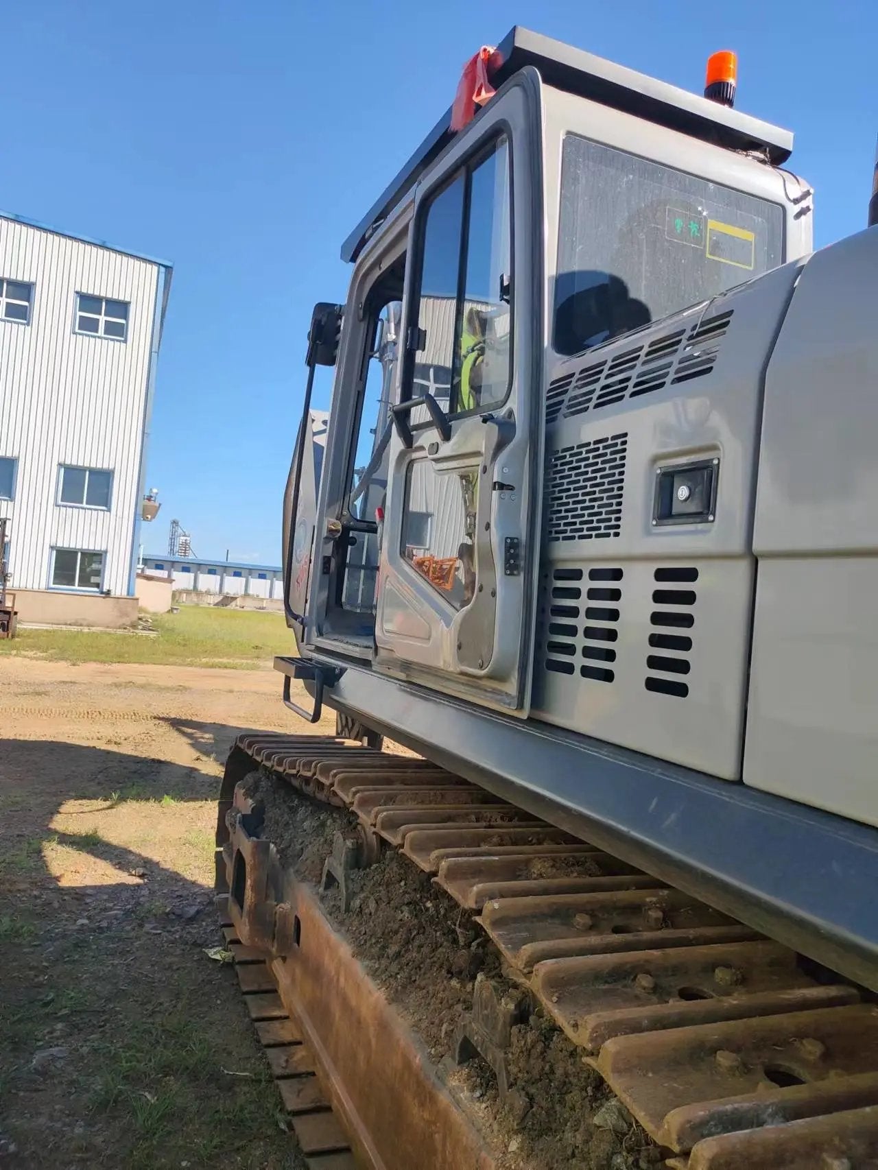 Zoomlion ZE550EK‑10‑1067 — Mar 2021 | 2,200 hrs | Parked in Siping, Jilin | Includes hook‑boom (eagle‑hook) arm
