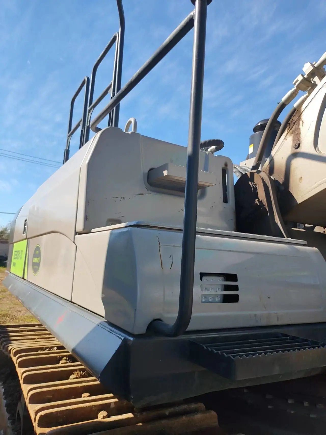 Zoomlion ZE550EK‑10‑1067 — Mar 2021 | 2,200 hrs | Parked in Siping, Jilin | Includes hook‑boom (eagle‑hook) arm