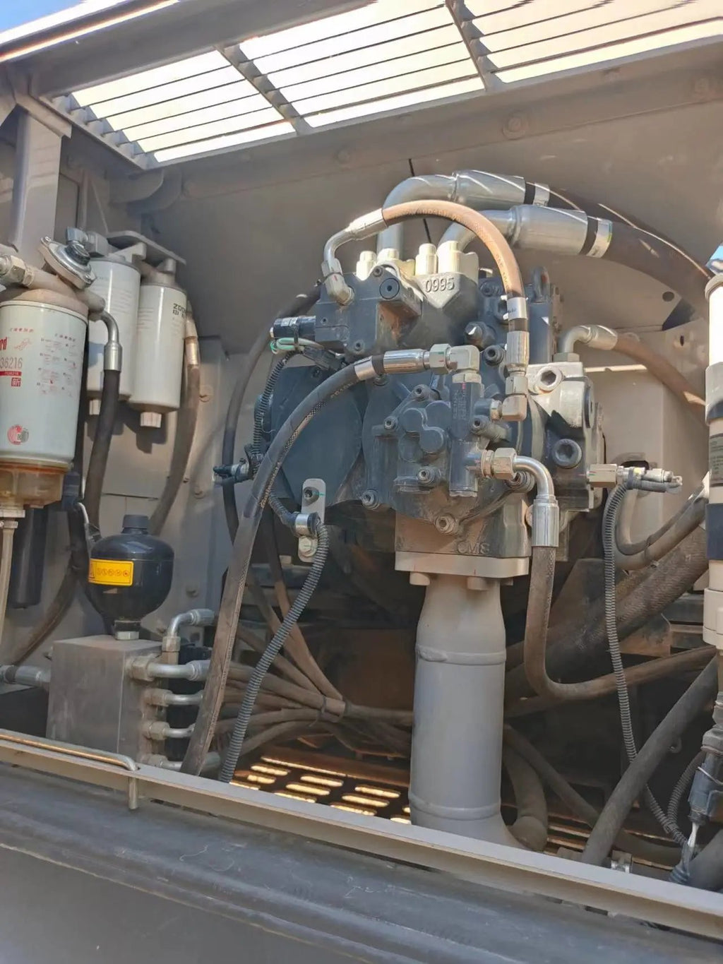 Zoomlion ZE550EK‑10‑1067 — Mar 2021 | 2,200 hrs | Parked in Siping, Jilin | Includes hook‑boom (eagle‑hook) arm