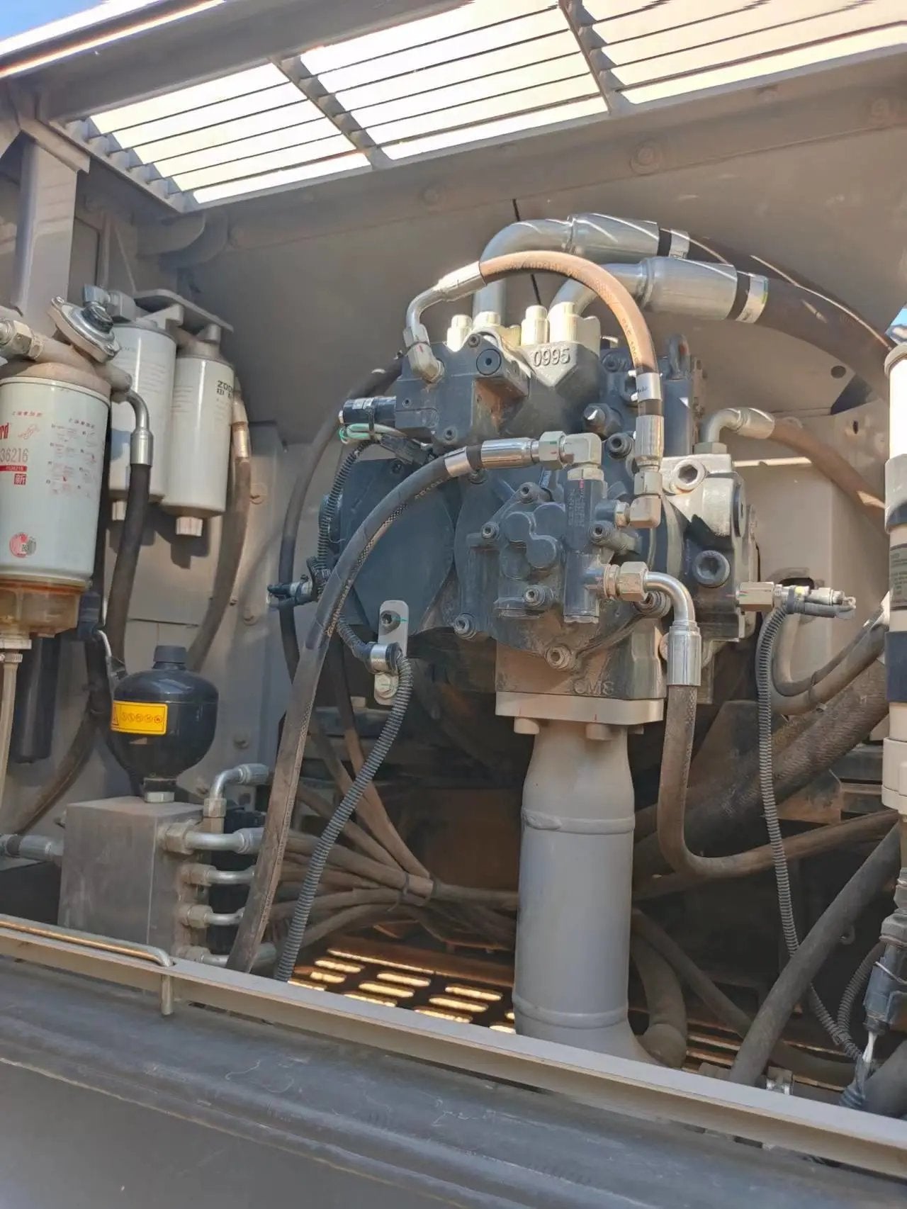Zoomlion ZE550EK‑10‑1067 — Mar 2021 | 2,200 hrs | Parked in Siping, Jilin | Includes hook‑boom (eagle‑hook) arm