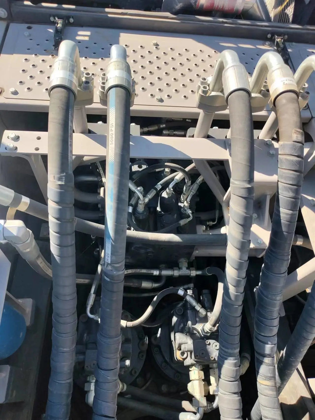 Zoomlion ZE550EK‑10‑1067 — Mar 2021 | 2,200 hrs | Parked in Siping, Jilin | Includes hook‑boom (eagle‑hook) arm