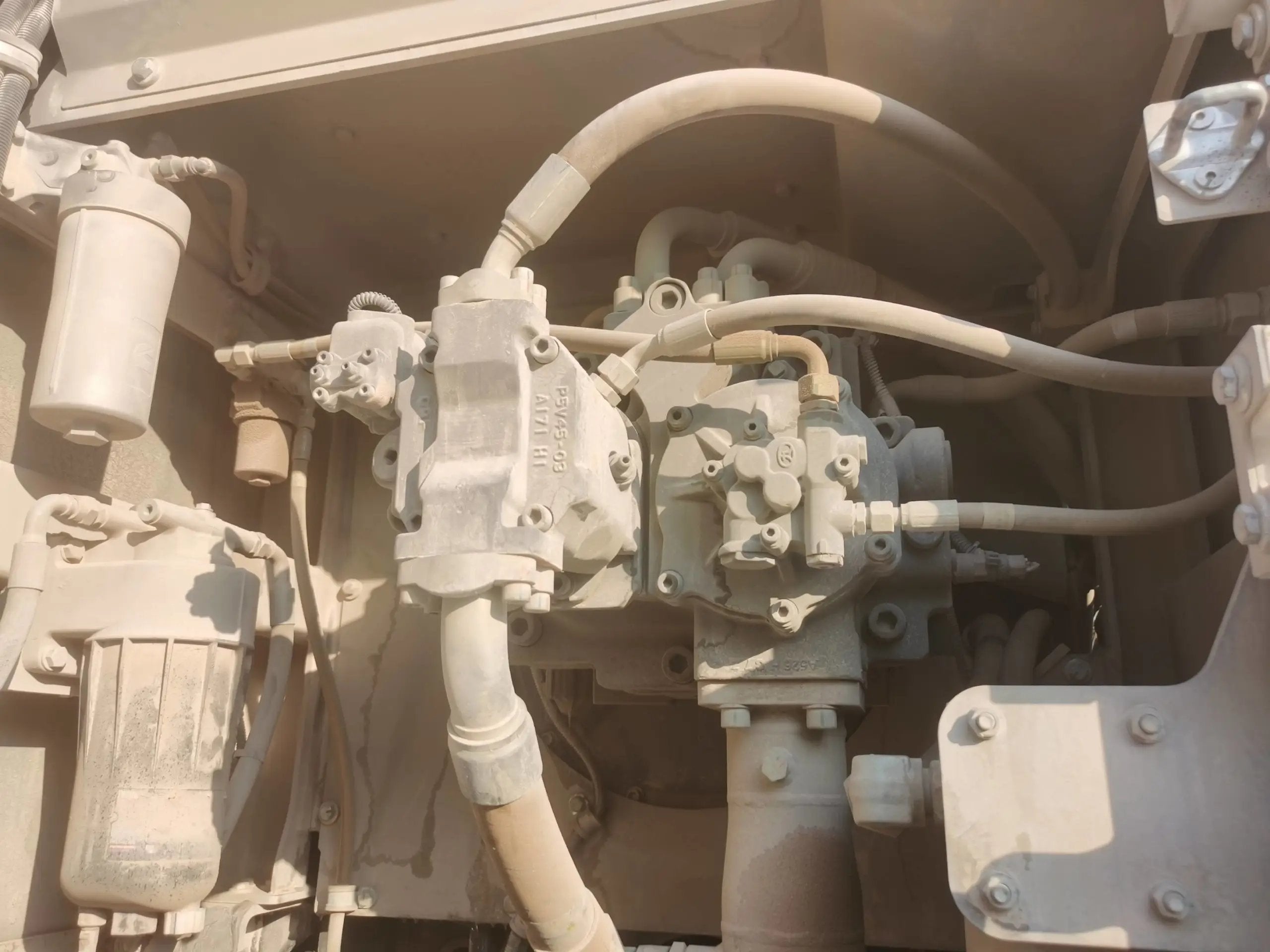 ZE620GK-5016 | 2023 | 1,637 h | Baoding — Dek 210 hydraulic breaker
