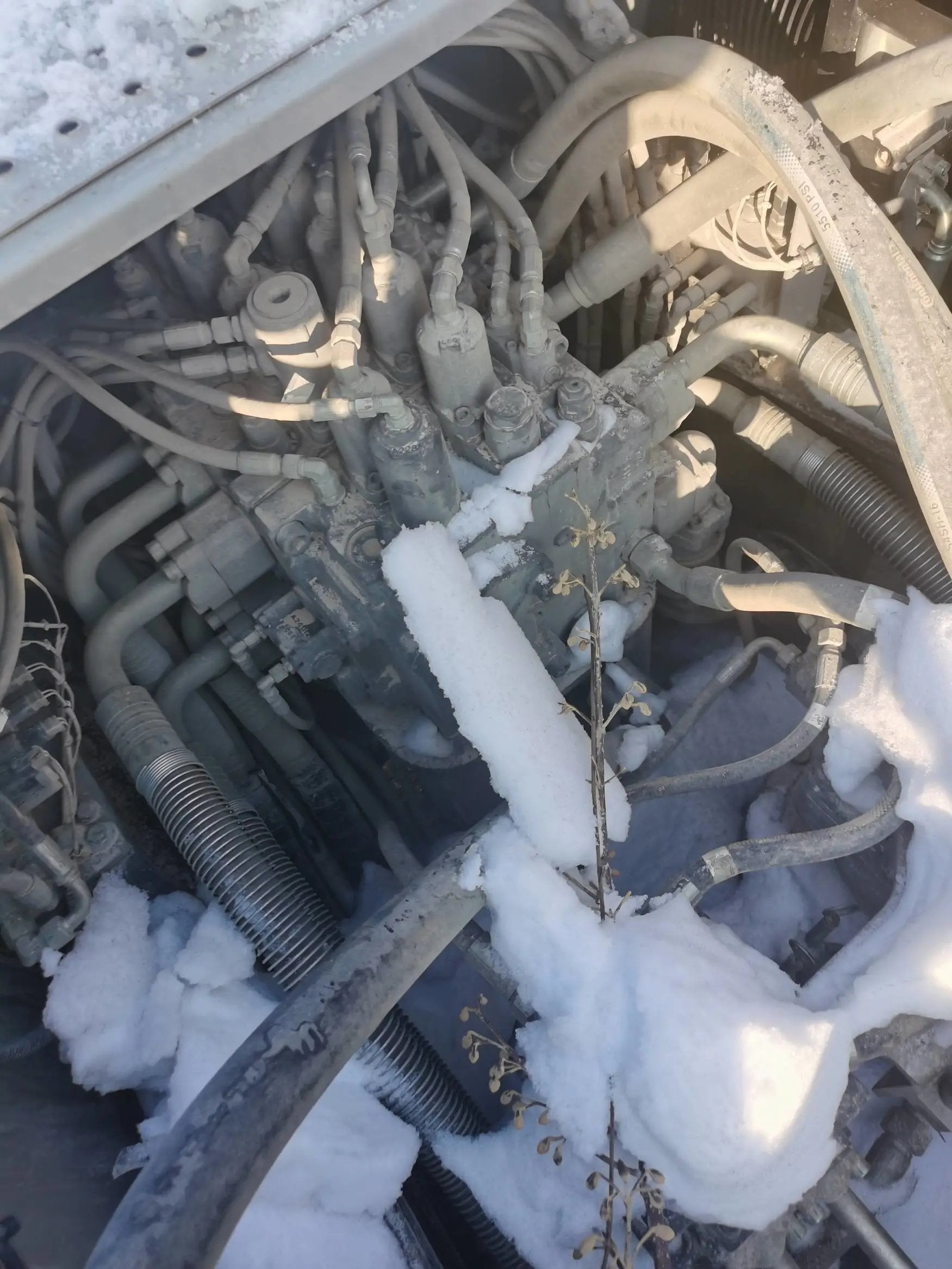ZE620GK-5016 | 2023 | 1,637 h | Baoding — Dek 210 hydraulic breaker