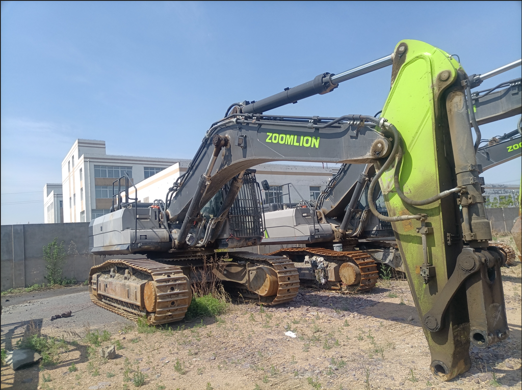 Zoomlion ZE550EK‑10‑1054 — Feb 2021 | 2,877 hrs | Parked in Siping, Jilin | Includes bucket assembly
