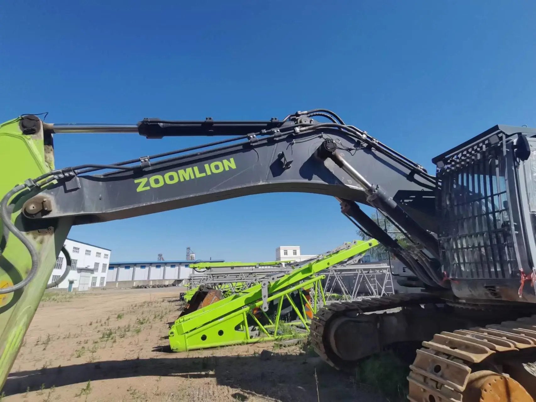 Zoomlion ZE550EK‑10‑1054 — Feb 2021 | 2,877 hrs | Parked in Siping, Jilin | Includes bucket assembly