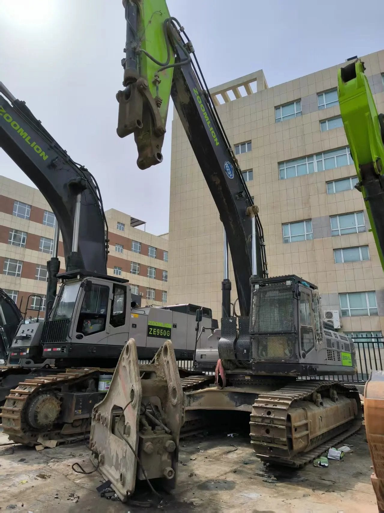 ZE550EK‑10Plus‑5006 | 2022 | 2,583 h | Urumqi — HOLLIS 200 hydraulic breaker