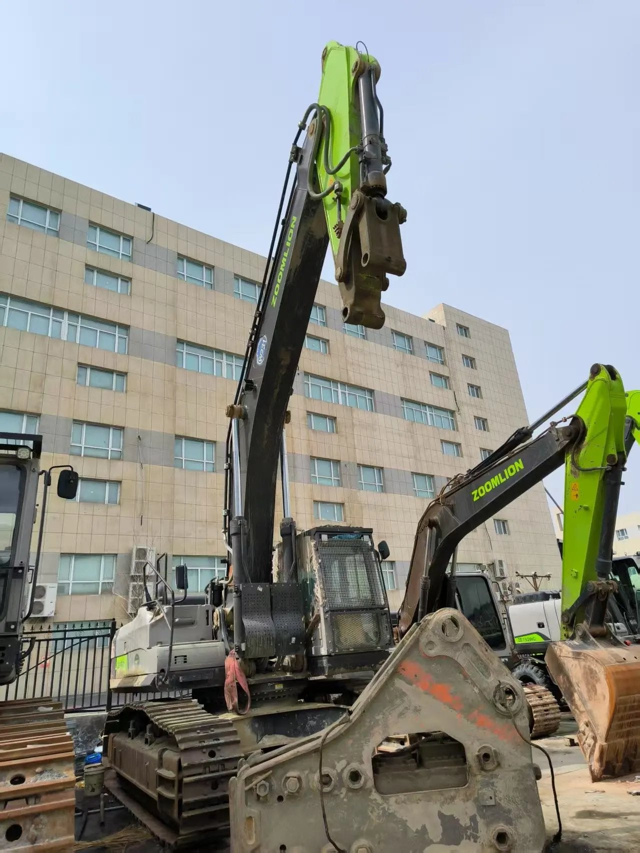 ZE550EK‑10Plus‑5006 | 2022 | 2,583 h | Urumqi — HOLLIS 200 hydraulic breaker