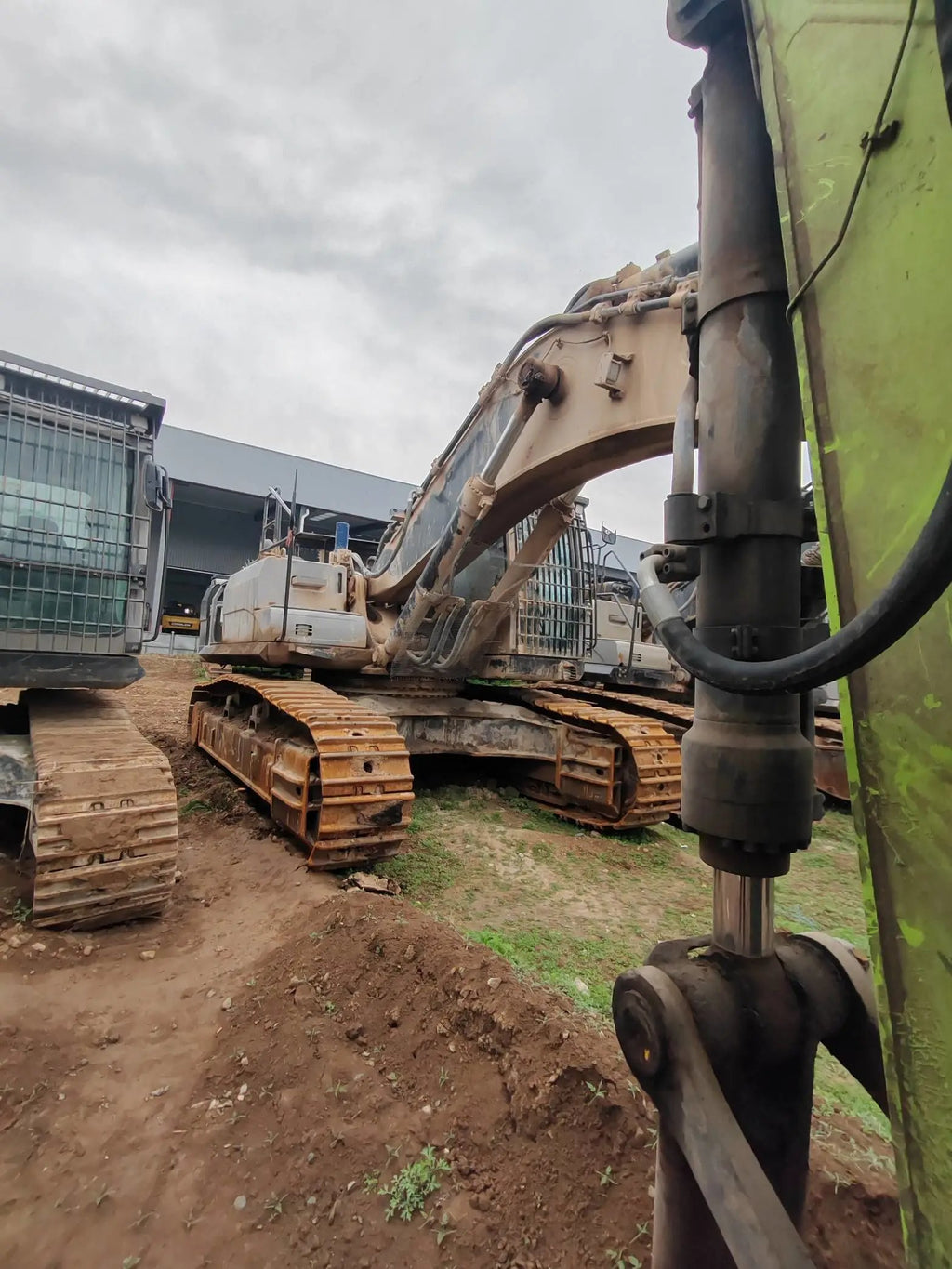 ZE550EK-10-1118 | Built 2021 | 3,614 hrs | Parked in Weinan — Fitted with AIDI 200 hydraulic breaker (艾迪200破碎锤)