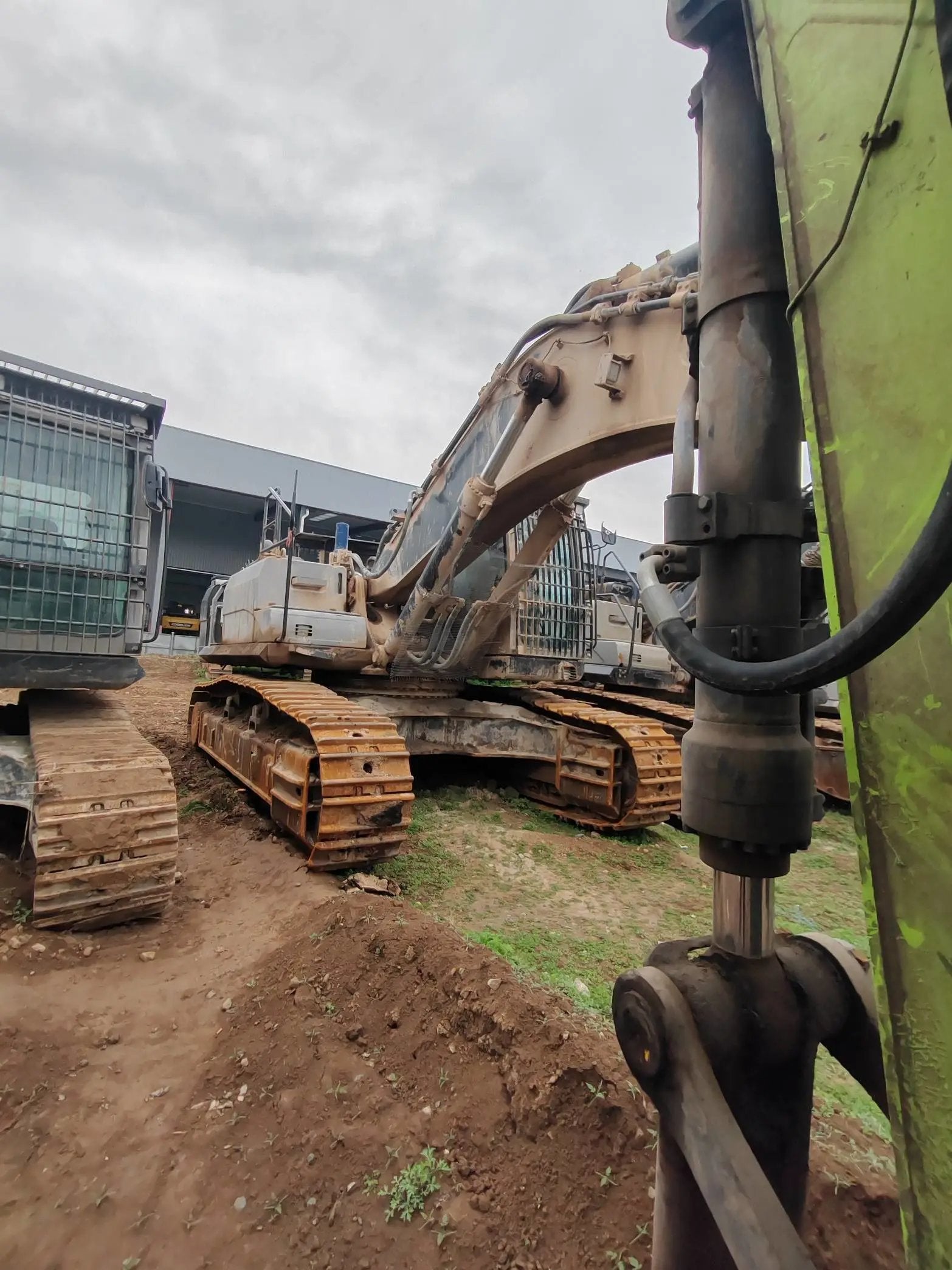 ZE550EK-10-1118 | Built 2021 | 3,614 hrs | Parked in Weinan — Fitted with AIDI 200 hydraulic breaker (艾迪200破碎锤)