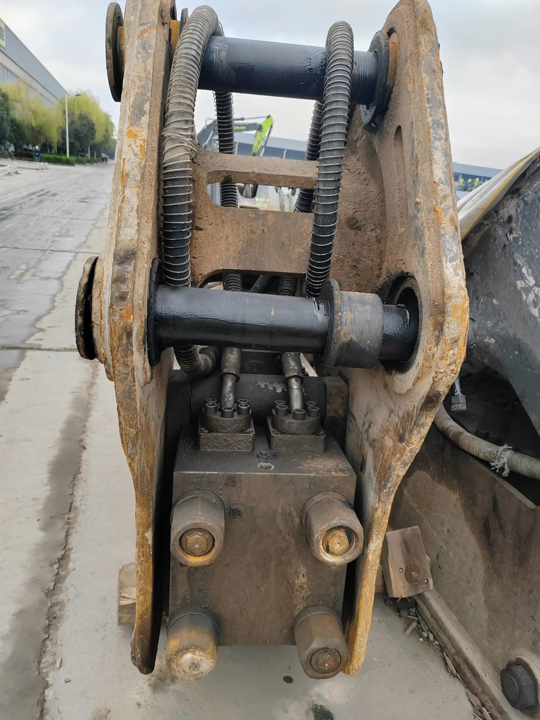 ZE550EK-10-1118 | Built 2021 | 3,614 hrs | Parked in Weinan — Fitted with AIDI 200 hydraulic breaker (艾迪200破碎锤)