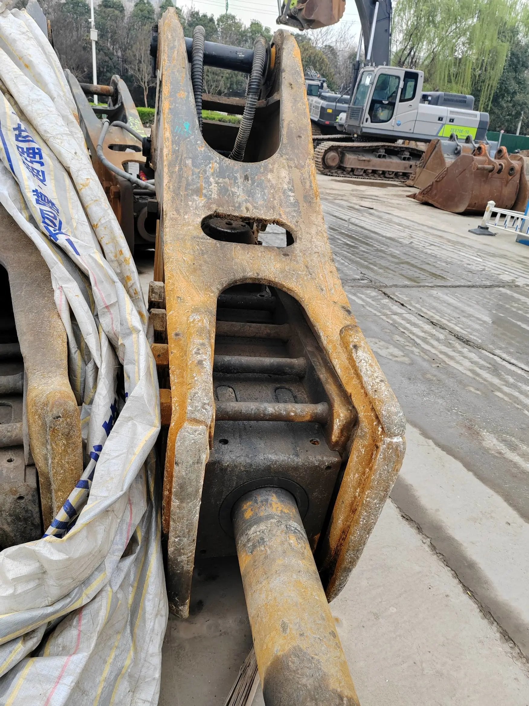 ZE550EK-10-1118 | Built 2021 | 3,614 hrs | Parked in Weinan — Fitted with AIDI 200 hydraulic breaker (艾迪200破碎锤)