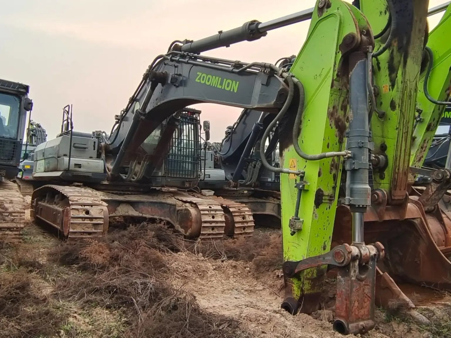 ZE550EK-10-1176 | Built May 2021 | 4,257 hrs | Parked in Weinan — No bucket assembly