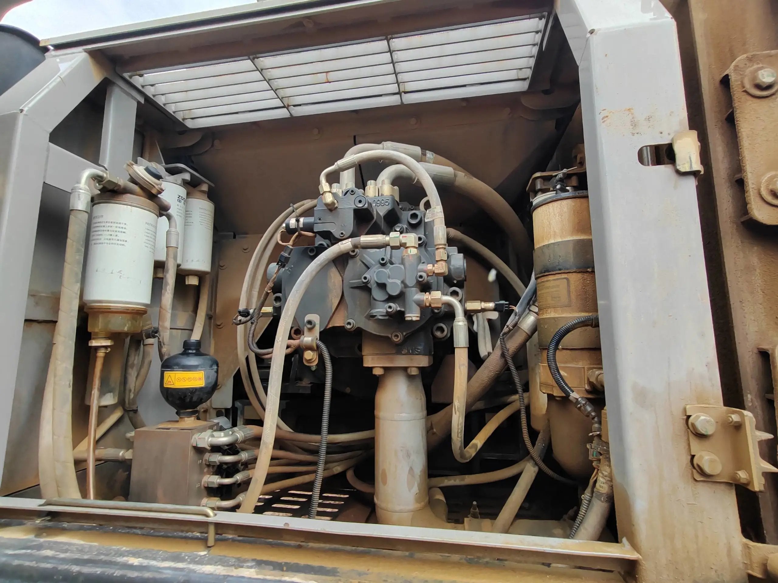 ZE550EK-10-1243 | 2021 (Sep) | 3,976 h | Weinan Park — With bucket