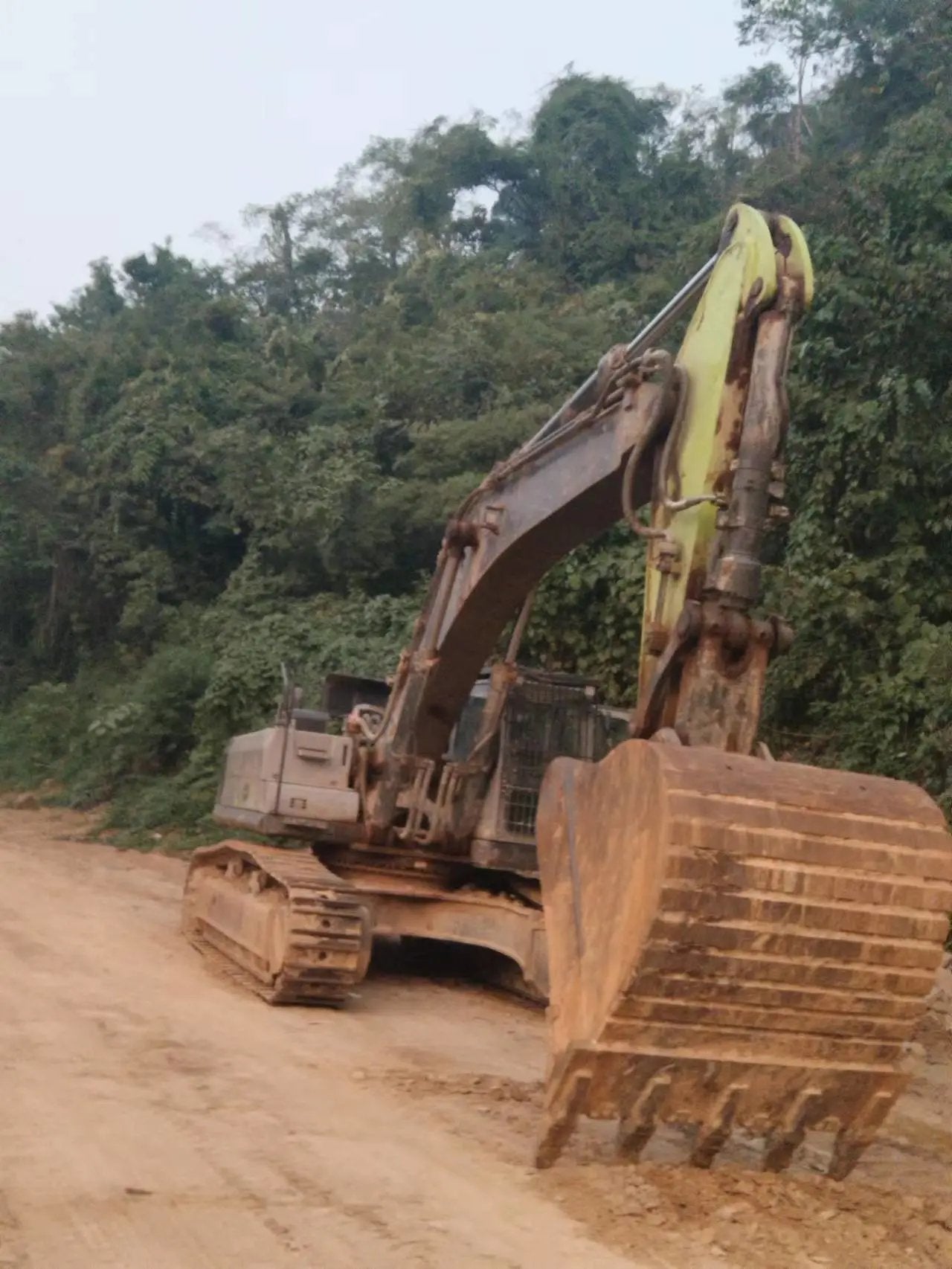 ZE550EK-10-1119 | Built 2021 | 2,228 hrs | Parked in Huizhou, Guangdong — Fitted with bucket assembly