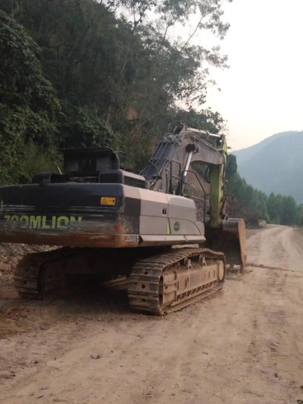 ZE550EK-10-1119 | Built 2021 | 2,228 hrs | Parked in Huizhou, Guangdong — Fitted with bucket assembly