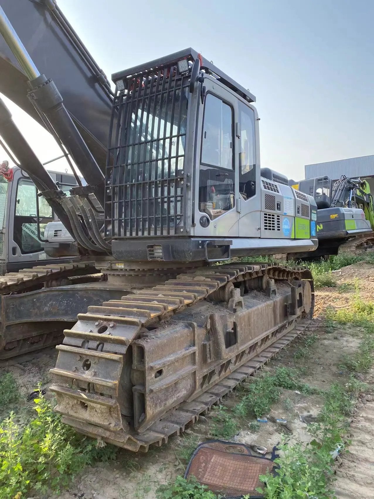 ZE550EK‑10‑1043 | 2022 build | 1,253 hrs | Parked in Weinan — equipped with bucket