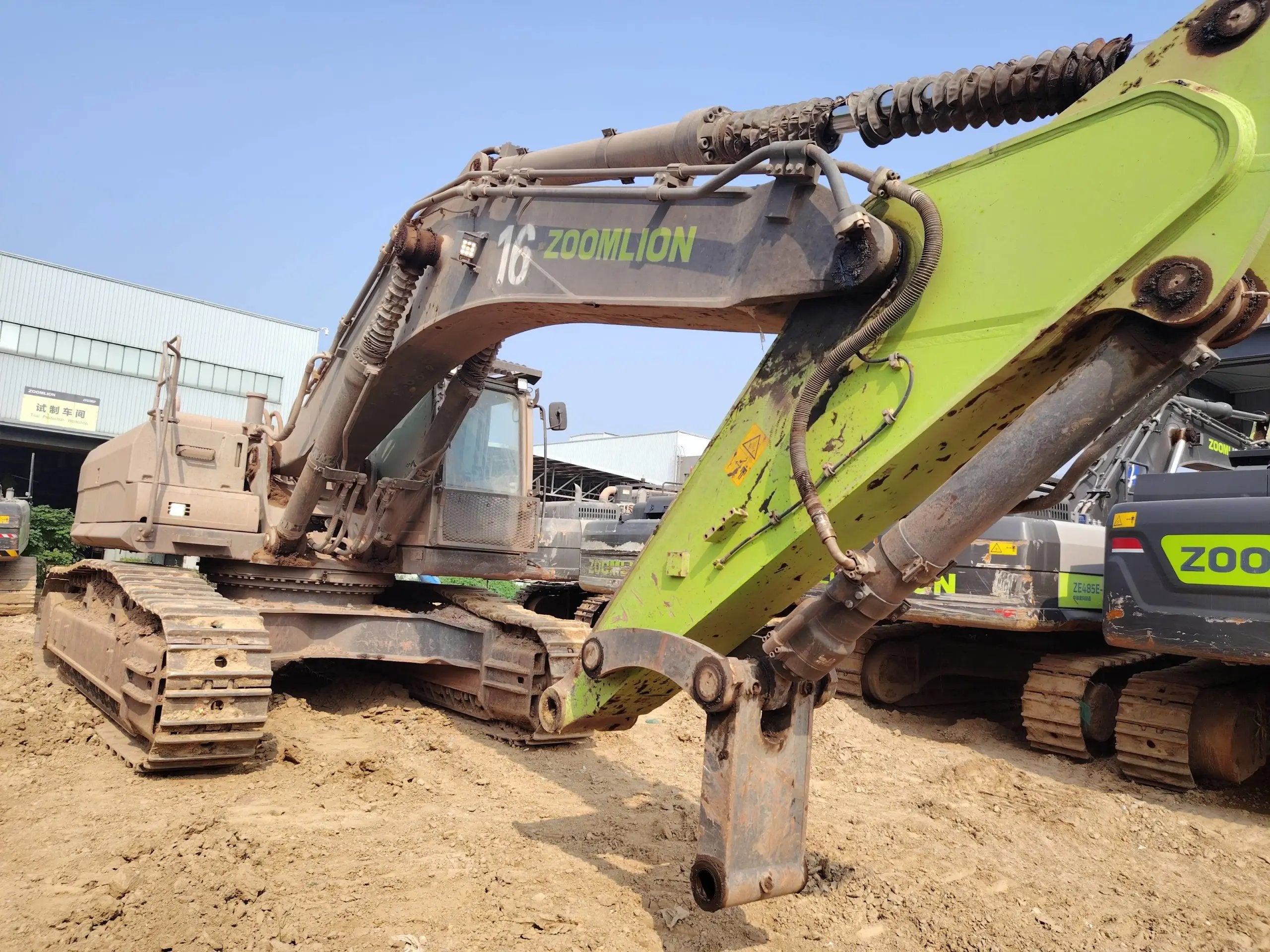 ZE550EK-10‑5044 | Manufacture: 2021 | 4,467 hrs | Parked in Weinan — fitted with bucket