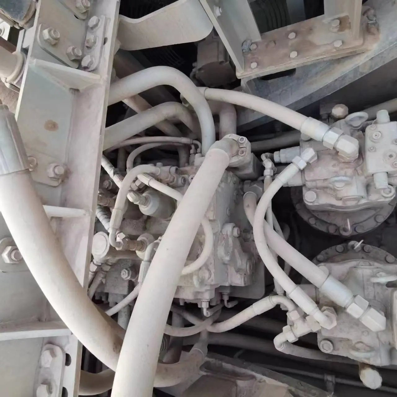 ZE550EK-10‑5044 | Manufacture: 2021 | 4,467 hrs | Parked in Weinan — fitted with bucket