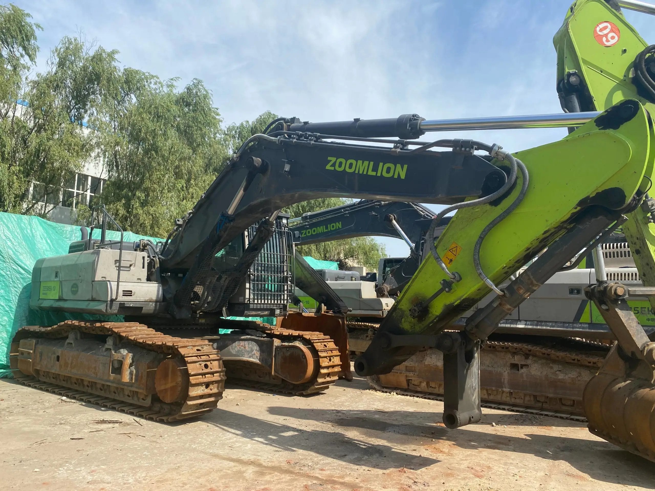 ZE550EK-10-1242 | 2021 (Jun) | 2,530 h | Xi’an — With bucket