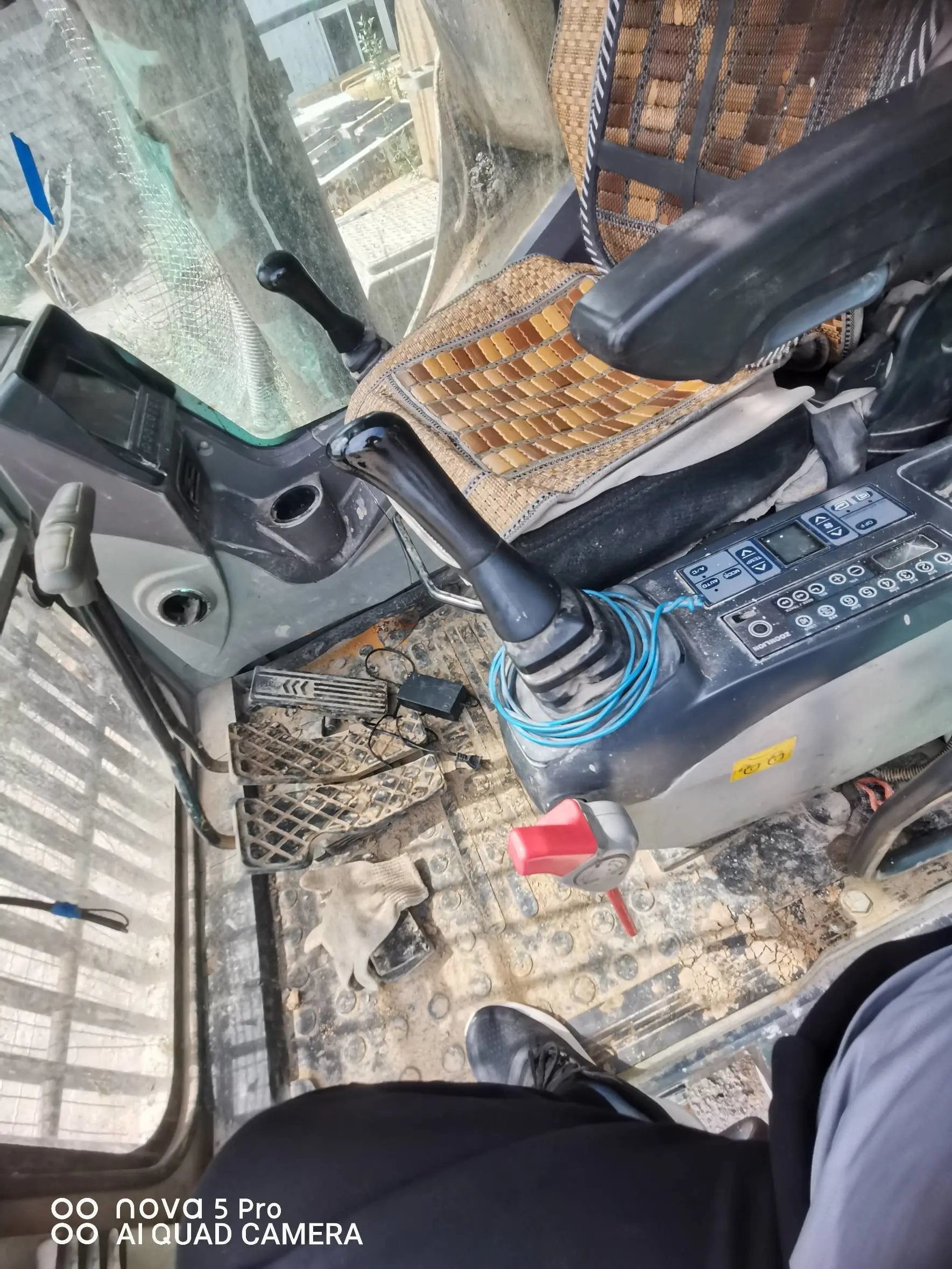 ZE550EK-10-1241 | 2021 (Aug) | 3,841 h | Xi’an — HCD200 hydraulic breaker