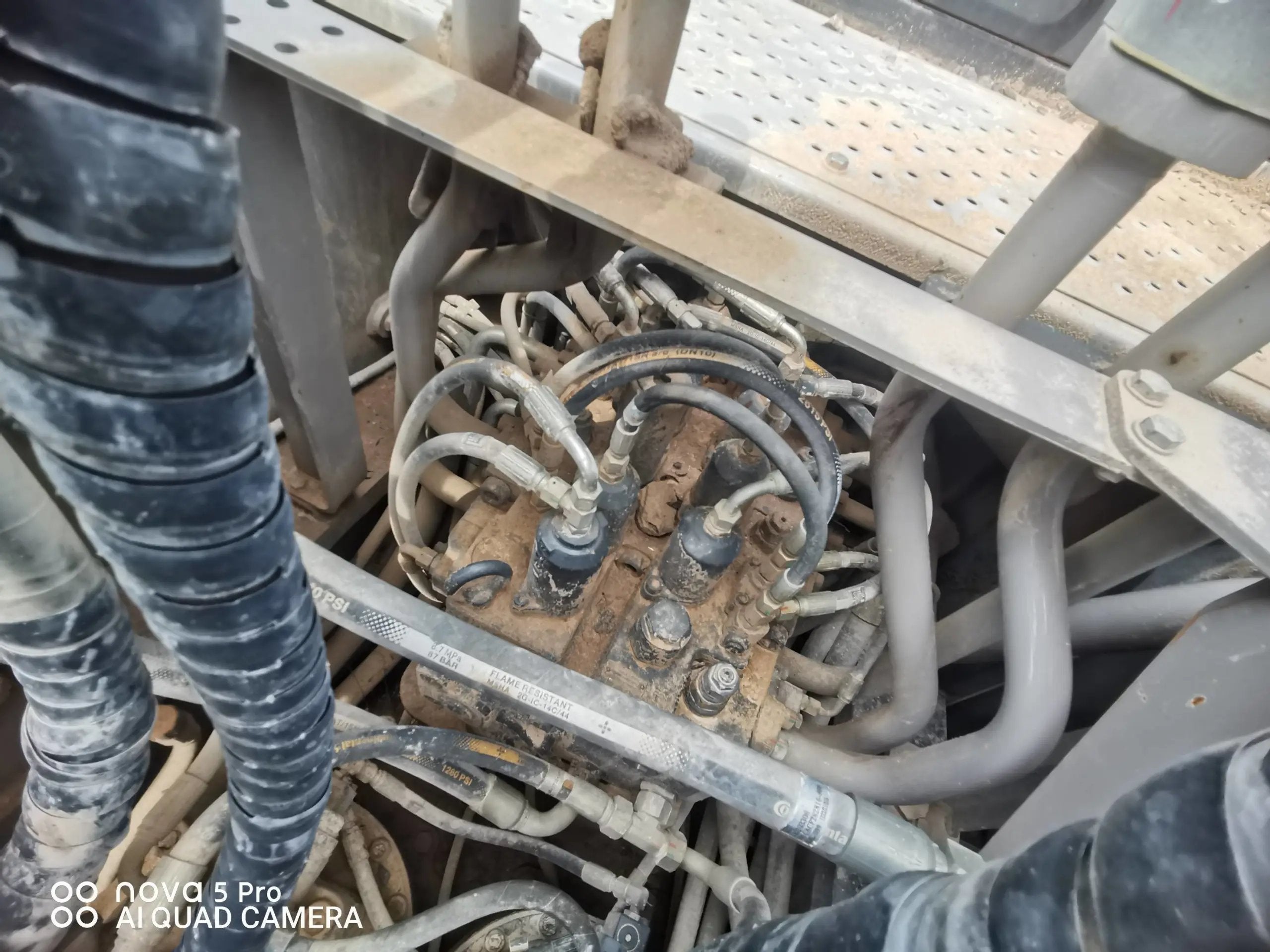 ZE550EK-10-1241 | 2021 (Aug) | 3,841 h | Xi’an — HCD200 hydraulic breaker